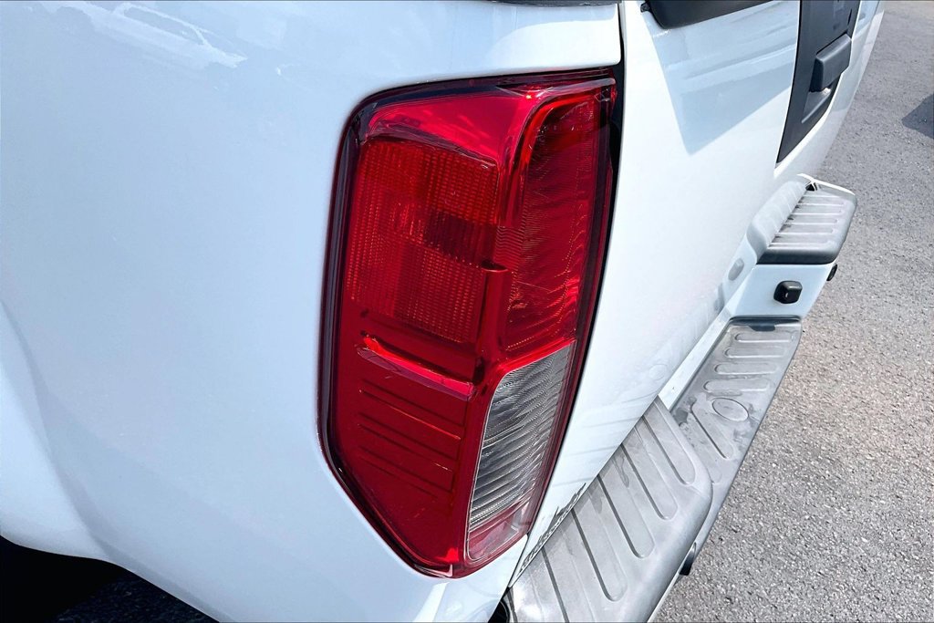 Used 2020 Nissan Frontier 2WD Crew Cab image 26