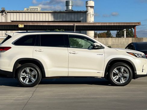 Used 2019 Toyota Highlander Limited image 9