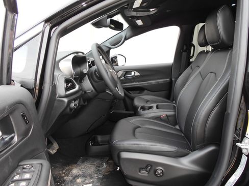 New 2026 Chrysler Pacifica Select FWD image 5
