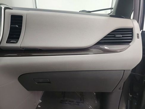 Used 2018 Toyota Sienna XLE image 40