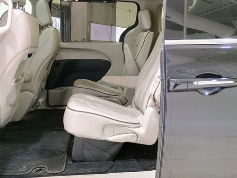 Used 2020 Chrysler Pacifica Limited FWD image 22