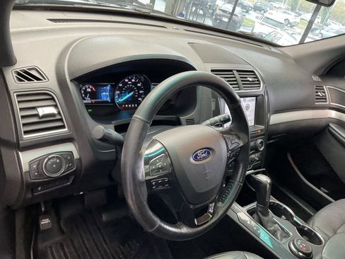 Used 2017 Ford Explorer XLT w/ Equipment Group 202A image 9