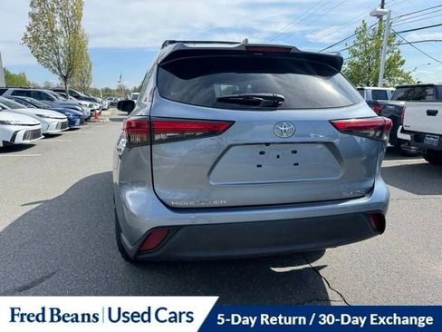 Used 2022 Toyota Highlander XLE AWD/4WD image 10