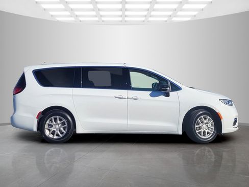 New 2026 Chrysler Pacifica Select image 3