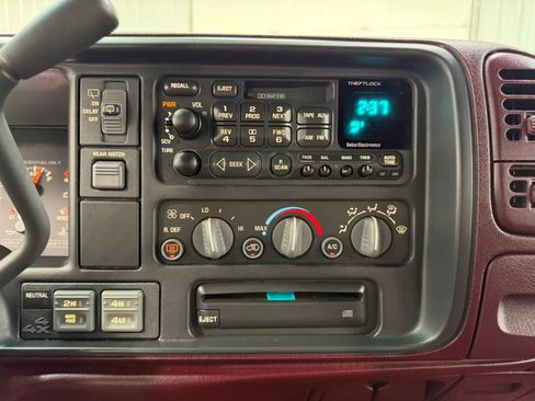 Used 1999 Chevrolet Suburban 4WD w/ Preferred Equipment Group 3 image 25