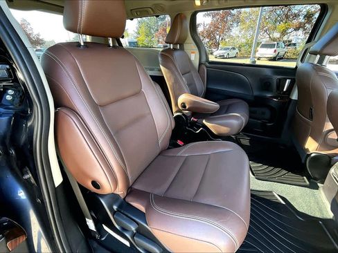 Used 2019 Toyota Sienna Limited Premium image 19
