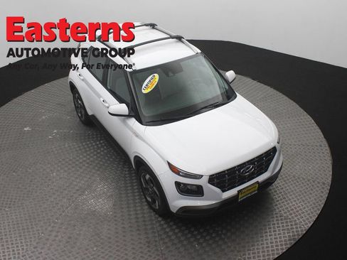 Used 2021 Hyundai Venue SEL FWD image 3