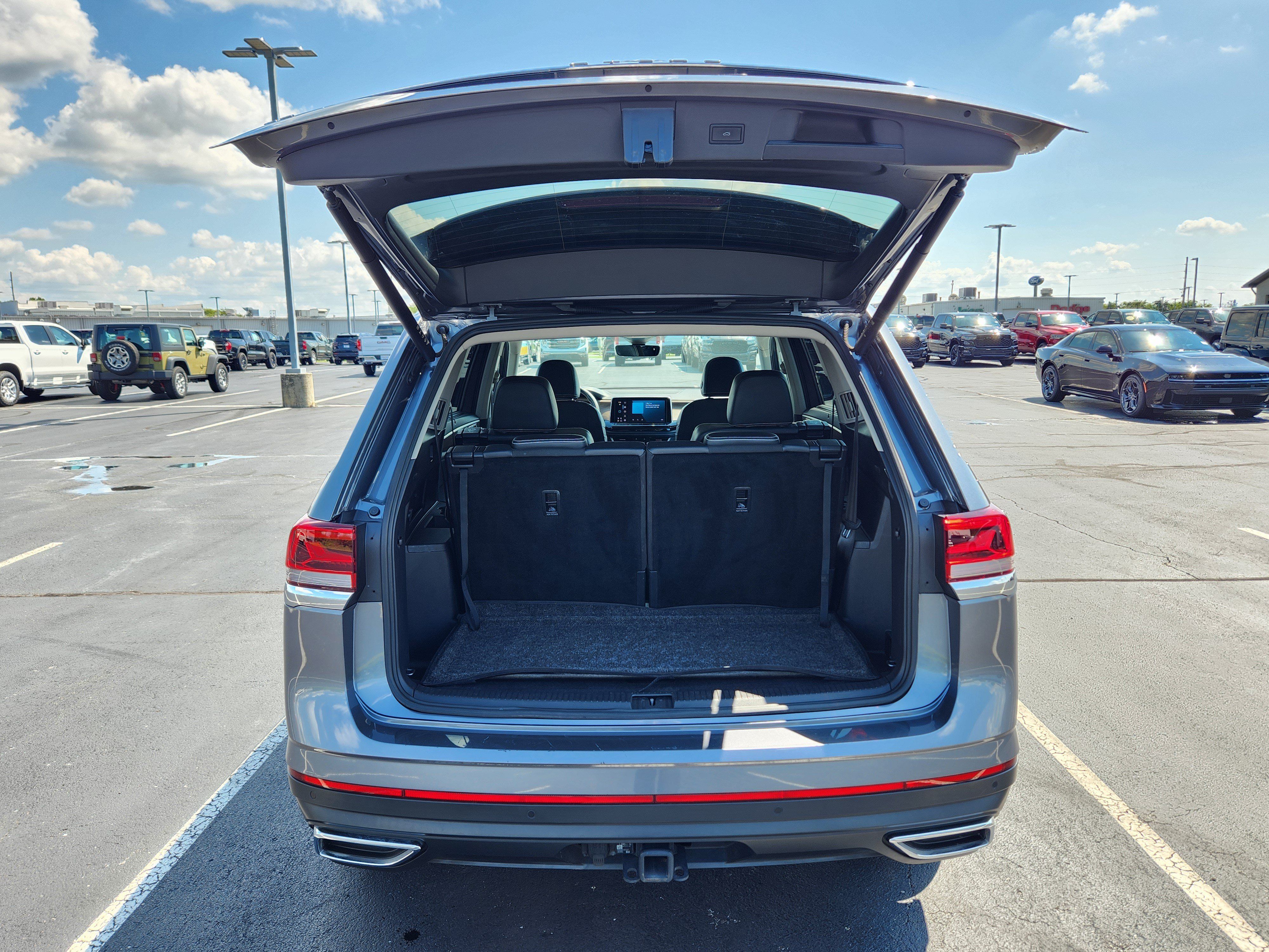 Used 2024 Volkswagen Atlas SE w/ Panoramic Sunroof Package FWD image 10