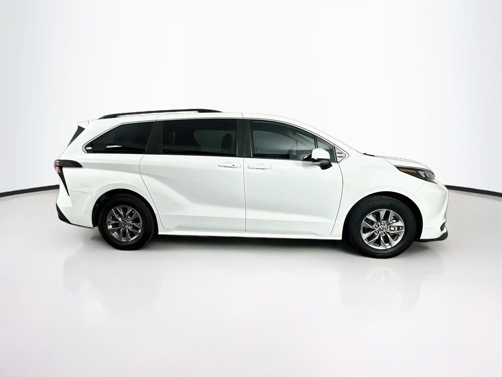 Used 2024 Toyota Sienna LE FWD image 10
