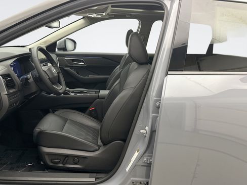 Used 2025 Nissan Rogue Platinum w/ Platinum Premium Package FWD image 11