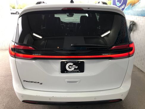 Used 2023 Chrysler Pacifica Touring-L w/ S Appearance Package FWD image 7