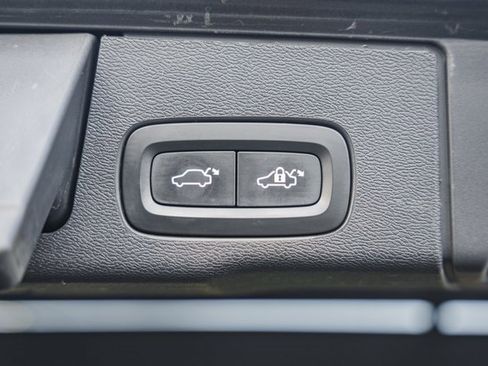 Used 2018 Volvo XC60 T6 Momentum w/ Convenience Package image 10