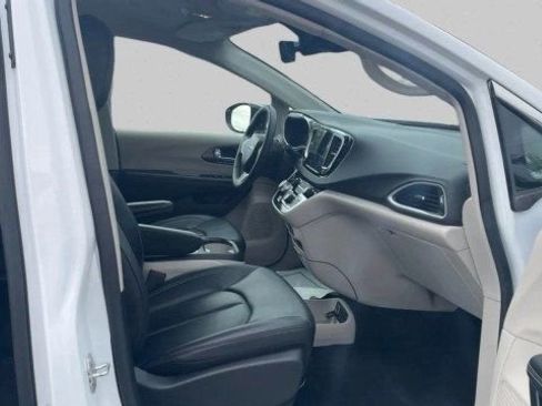 Used 2024 Chrysler Pacifica Touring-L FWD image 13