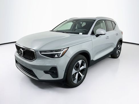 Used 2025 Volvo XC40 B5 Plus AWD/4WD image 3