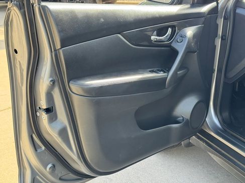 Used 2018 Nissan Rogue SV AWD/4WD image 10