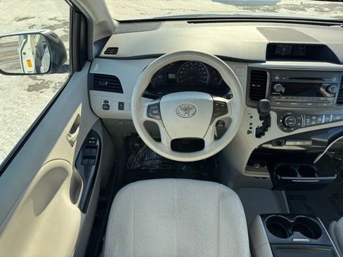 Used 2013 Toyota Sienna LE w/ Towing Pkg image 5