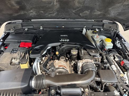 Used 2018 Jeep Wrangler Unlimited Sahara image 10