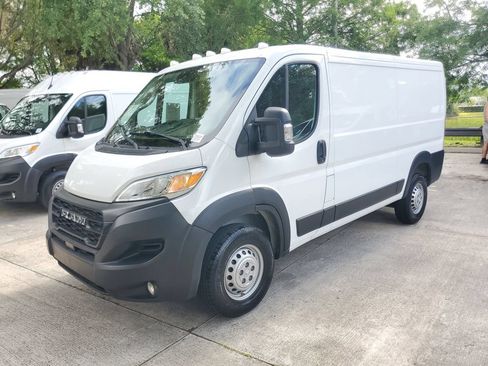 Used 2025 RAM ProMaster 2500 w/ Convenience Group FWD image 3