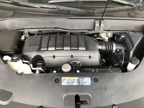 Used 2017 Chevrolet Traverse LT w/ Style and Technology Package image 3