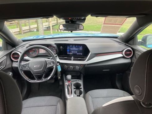 Used 2025 Chevrolet Trax RS FWD image 18