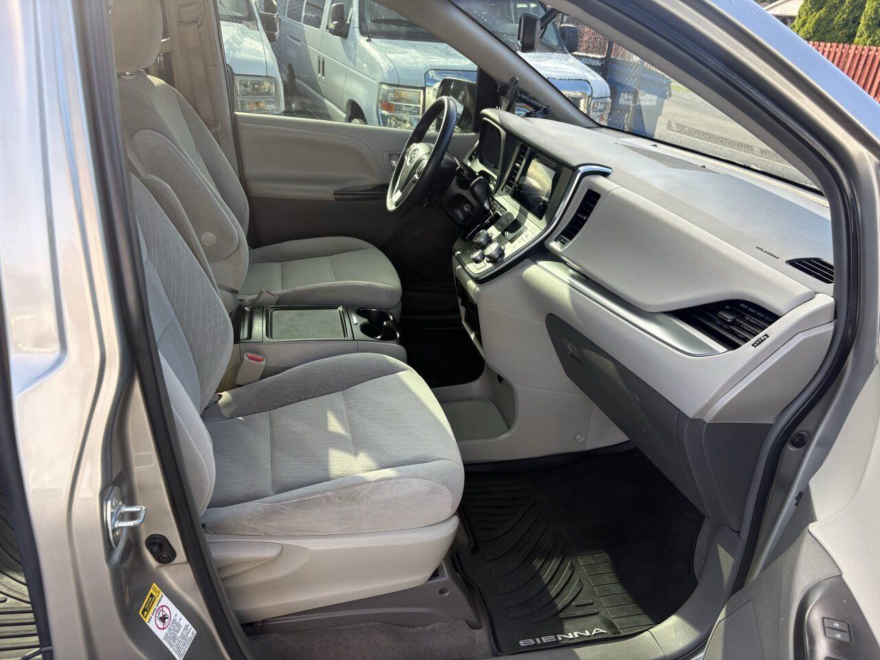 Used 2015 Toyota Sienna LE FWD image 21