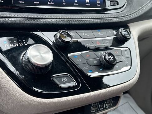 Used 2024 Chrysler Pacifica Touring-L w/ Uconnect Theater Family Group FWD image 44