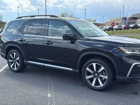 Used 2025 Honda Pilot Touring image 2