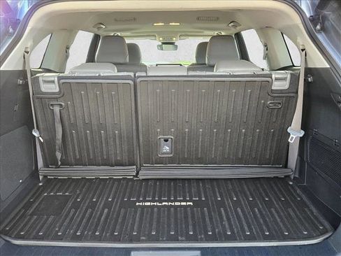 Used 2023 Toyota Highlander Limited image 6