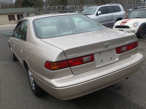 Used 1998 Toyota Camry LE image 2