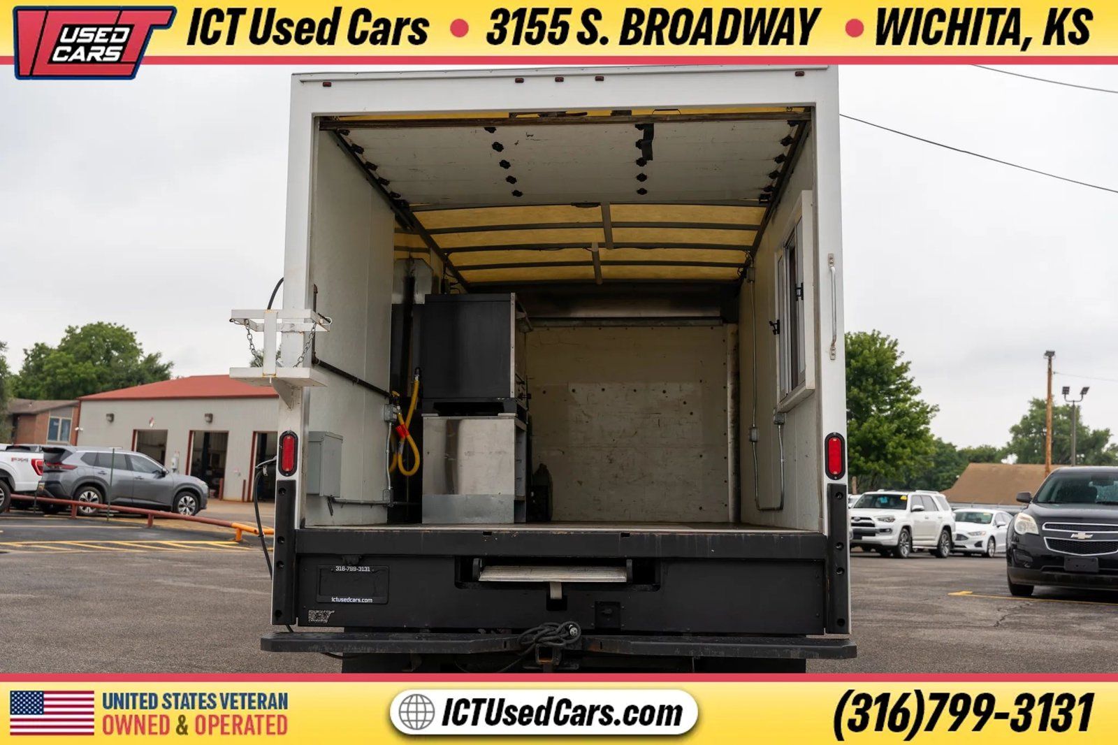 Used 2018 GMC Savana 3500 Extended w/ Driver Convenience Package RWD image 5