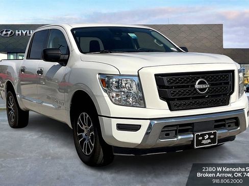 Used 2023 Nissan Titan SV image 2