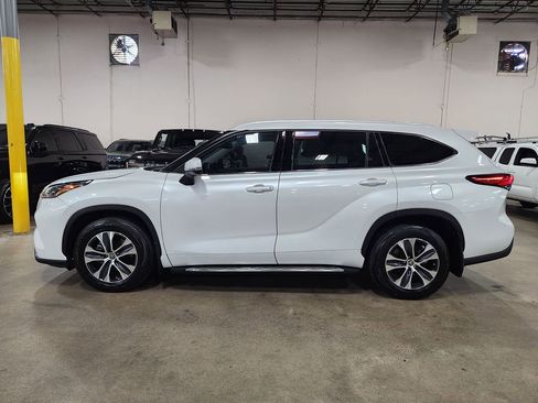 Used 2022 Toyota Highlander XLE AWD/4WD image 7