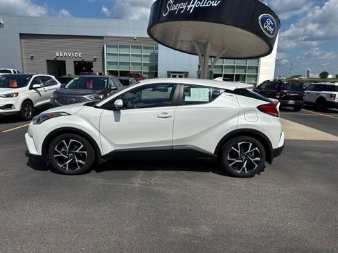 Used 2018 Toyota C-HR XLE FWD image 2