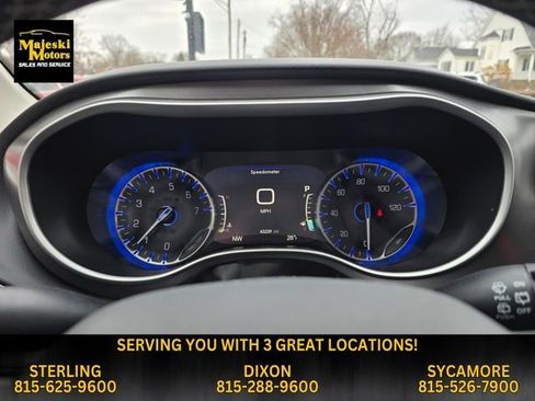 Used 2024 Chrysler Pacifica Touring-L image 36