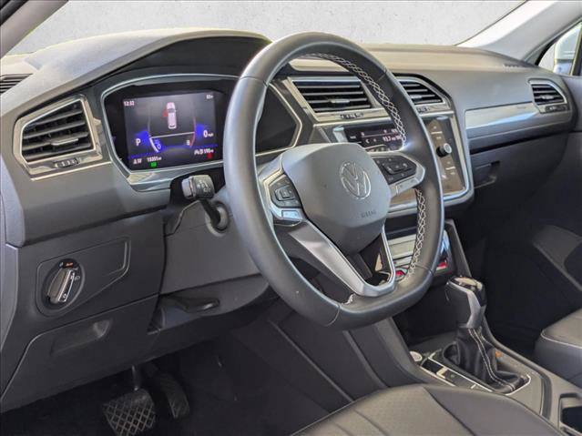 Used 2023 Volkswagen Tiguan SE w/ Panoramic Sunroof Package FWD image 2