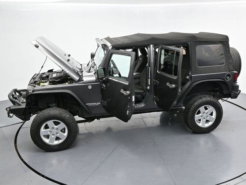 Used 2017 Jeep Wrangler Unlimited Rubicon w/ Connectivity Group AWD/4WD image 36
