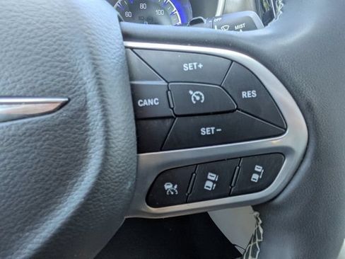 Used 2023 Chrysler Pacifica Touring-L FWD image 27