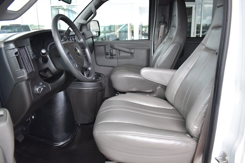 Used 2024 Chevrolet Express 3500 LS RWD image 3