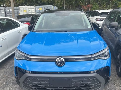 Used 2025 Volkswagen Taos SE image 1