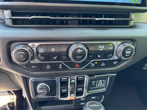 Used 2024 Jeep Gladiator Sport image 30