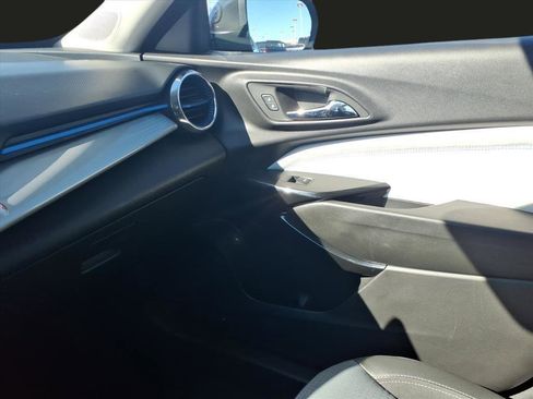 Used 2025 Chevrolet Trax LT image 32