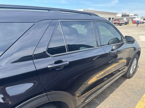 Used 2024 Ford Explorer XLT AWD/4WD image 11