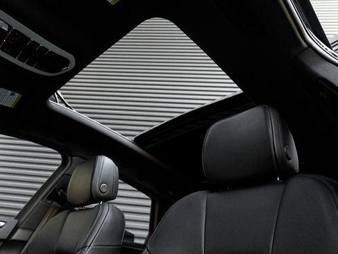 Certified 2025 Porsche Macan image 14