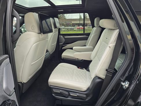 Used 2025 Cadillac Escalade V AWD/4WD image 17