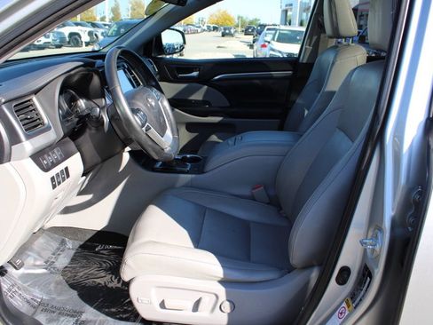 Used 2017 Toyota Highlander Limited Platinum image 16
