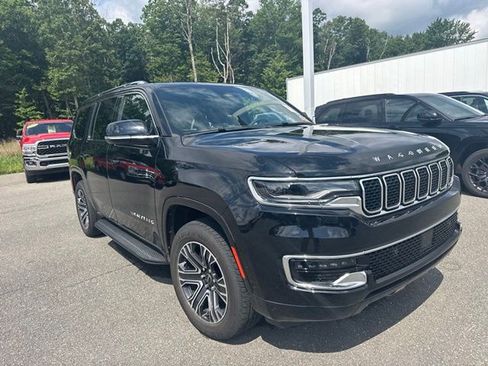 Used 2025 Jeep Wagoneer 4WD w/ Premium Group I image 2