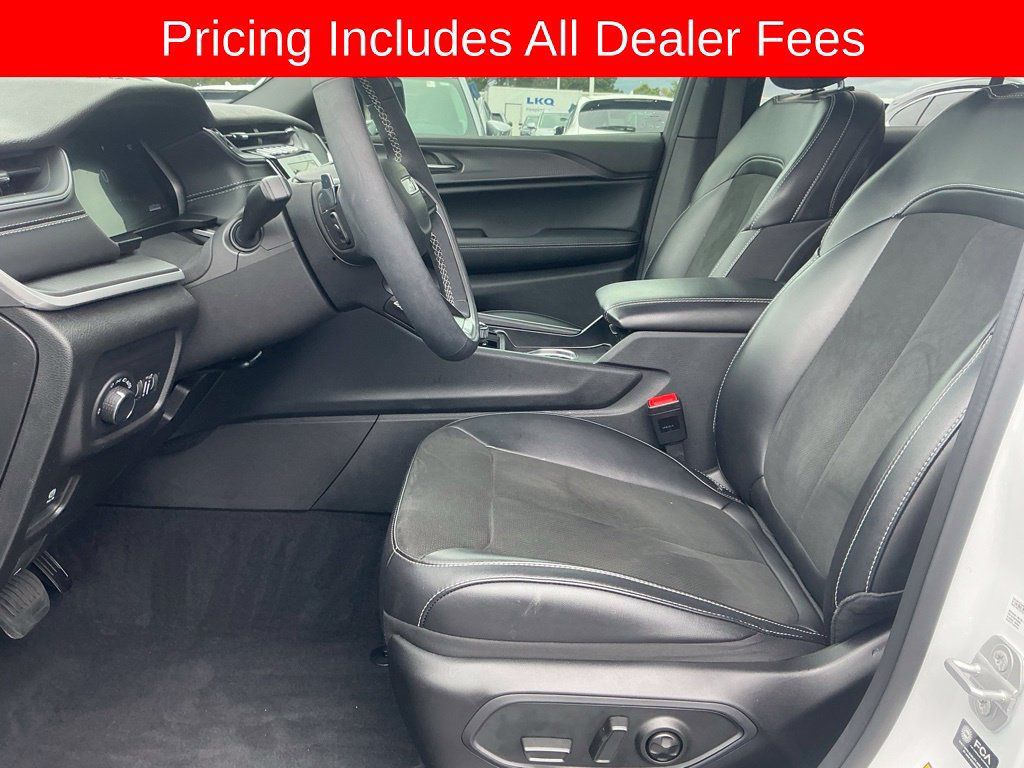 Used 2025 Jeep Grand Cherokee Altitude RWD image 9