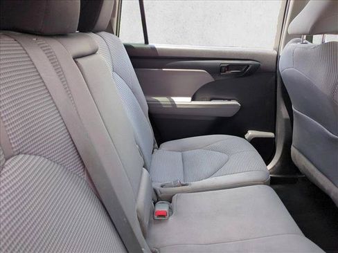 Used 2022 Toyota Highlander LE FWD image 19