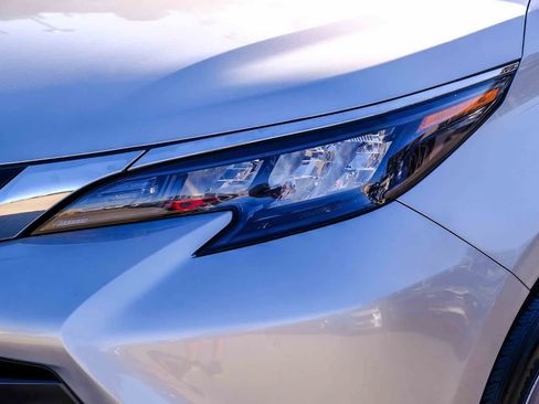 Used 2024 Toyota Sienna XLE FWD image 12
