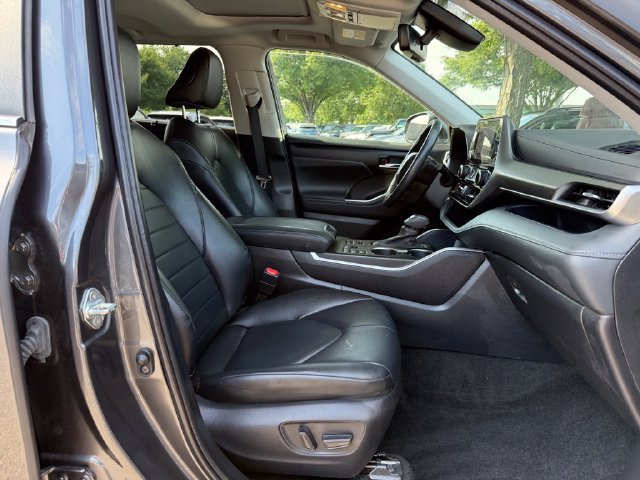 Used 2023 Toyota Highlander XLE AWD/4WD image 32